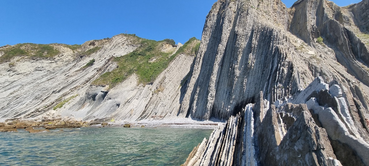 wakacje-2022-przystanek-5-kamienny-flysch-i-wybrzeze-kraju-baskow-957.jpg
