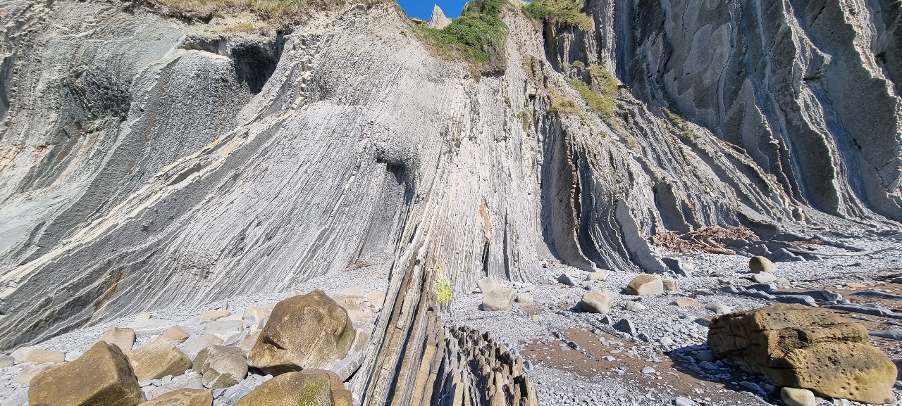 wakacje-2022-przystanek-5-kamienny-flysch-i-wybrzeze-kraju-baskow-977.jpg